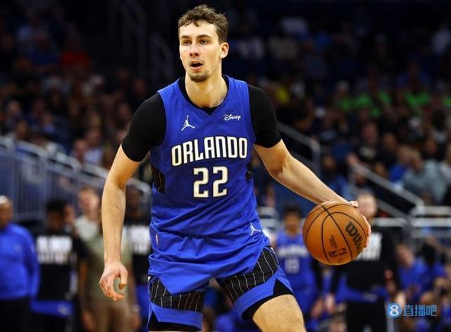 时光流转，西班牙在对阵荷兰的比赛中使用年世界杯复刻用球.