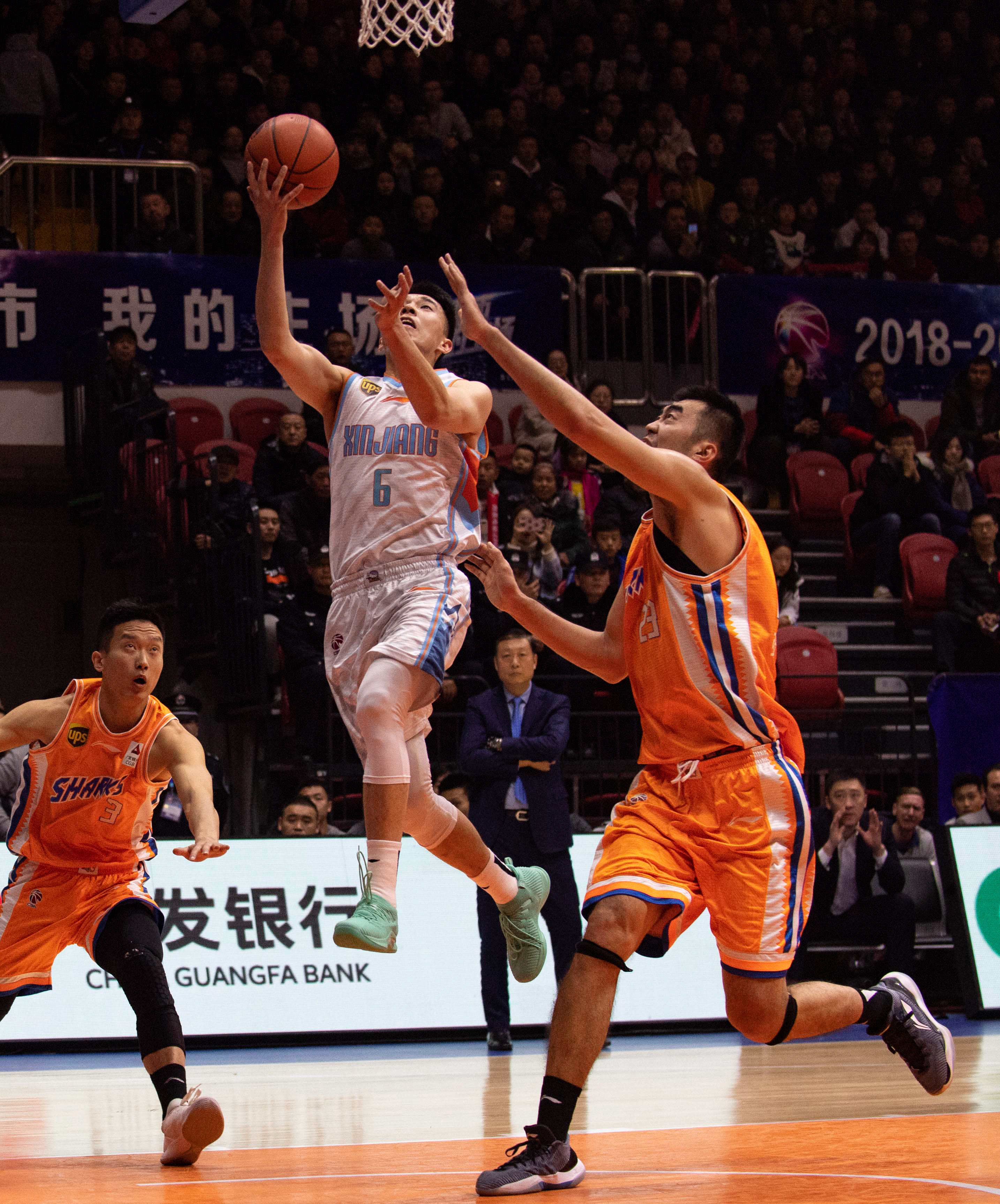 华彬传奇冠军赛首轮战罢 宁泽涛同组科尔斯并列领先